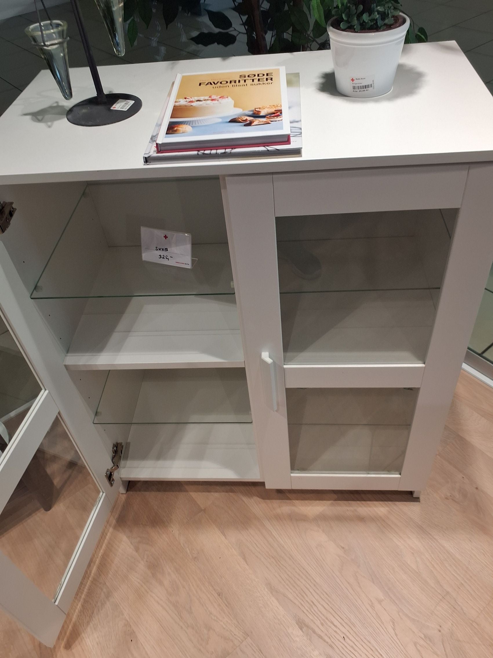 Fint lille hvidt skab